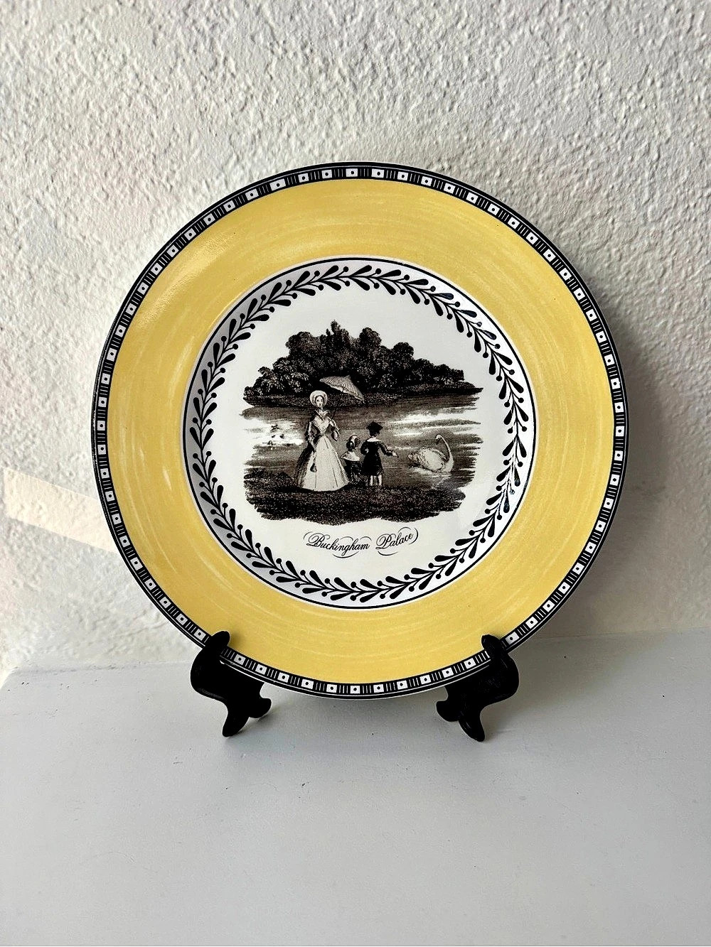 Vintage Official Buckingham Palace English Fine Bone China Collector Plate 8.25”